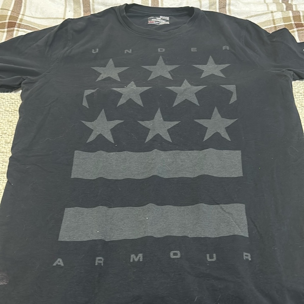 Men’s small black under armor tshirt
